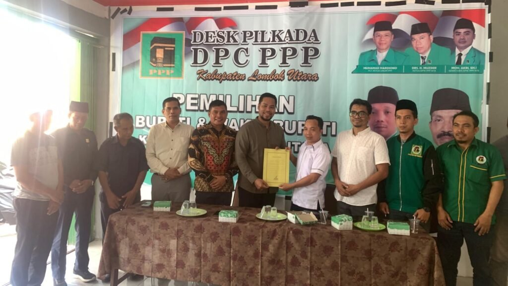 Danny Karter bersama tim dan sejumlah kader saat mendaftar di DPC PPP Lombok Utara, Senin (03/05/2024).