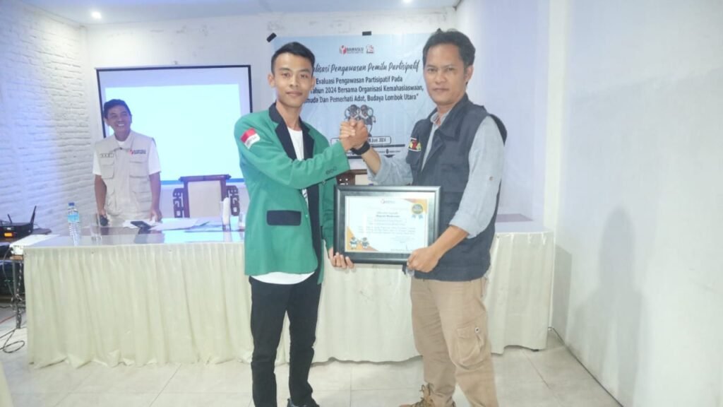 Pemberian sertifikat penghargaan kepada salah satu peserta perwakilan OKP yang turut gelar kegiatan deklarasi Pilkada Damai, Minggu (9/6/2024).