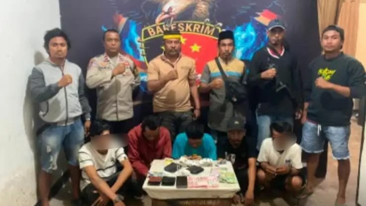 Asyik main judi kartu, 5 warga di Kecamatan Woja, Kabupaten Dompu ditangkap polisi, Sabtu(8/6/2024).