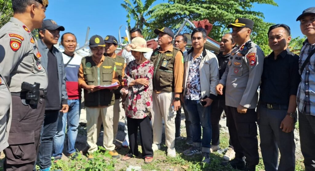 Polresta Mataram Polda NTB melaksanakan pengawalan pengamanan eksekusi pengosongan dan pembongkaran obyek tanah di Dusun Gegelang Desa Gegelang Kecamatan Lingsar Kabupaten Lombok Barat, Rabu (12/6/2024).