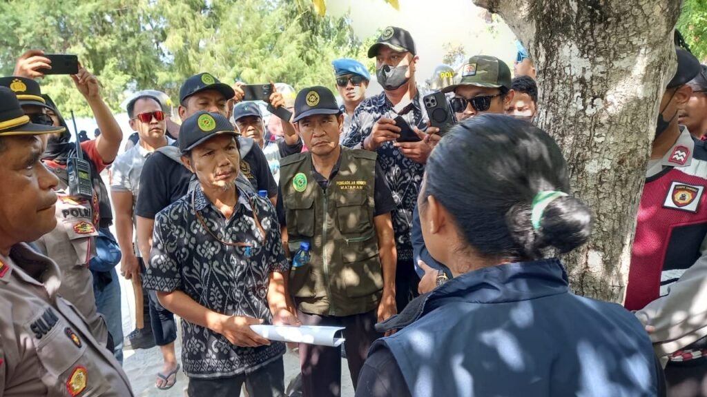 PN Mataram saat melaksanakan konstatering atau pencocokan ulang di lahan sengketa seluas 5,6 hektare di Gili Sudak Desa Sekotong Barat Kecamatan Sekotong, Kamis (13/6/2024).