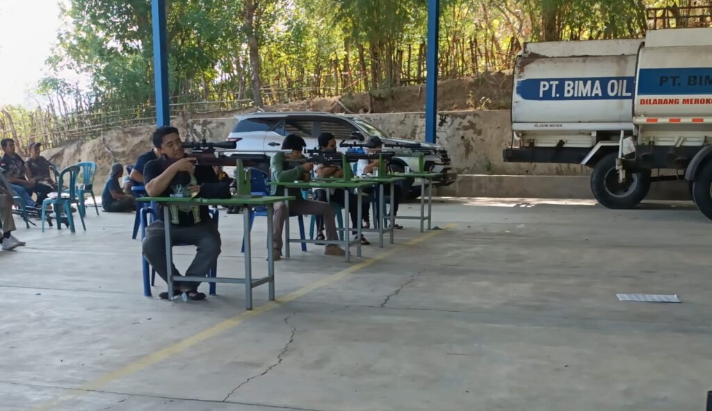 Para peserta mengikuti kejuaran menembak yang diselenggarakan Perbakin Kota Bima, Sabtu (15/6/2024).