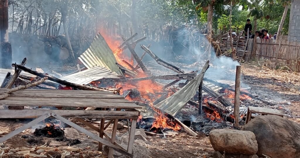 Satu unit rumah panggung milik Hasanuddin, 55 tahun do Dusun Lia Desa Punti Kecamatan Soromandi Kabupaten Bima ludes terbakar, Senin (17/6/2024).