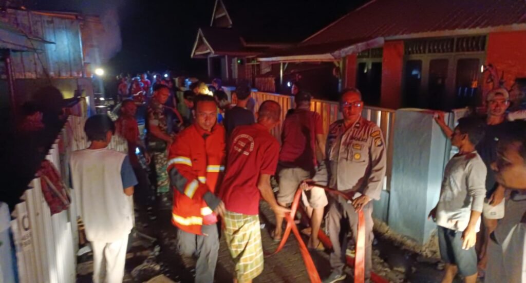 Petugas dan warga memadamkan api yang membakar rumah milik Syarifuddin di Dusun Bugis, Desa Labuhan Mapin Kecamatan Alas Barat, Kabupaten Sumbawa, Selasa malam (18/6/2024).