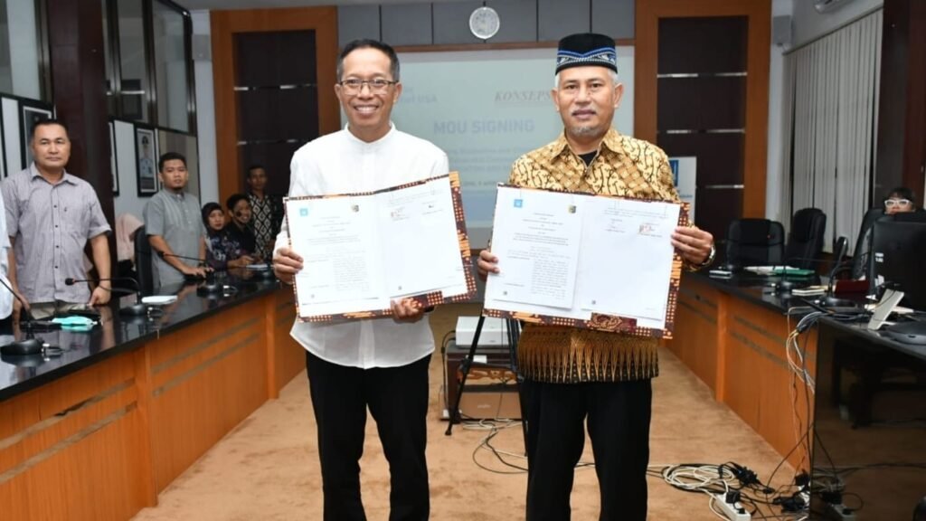 PJ Bupati Lombok Timur, H.M Juaini Taofik menandatangani perjanjian kesepakatan kerjasama dengan CEO Islamic Relief Indonesia, Nanang S. Dirja