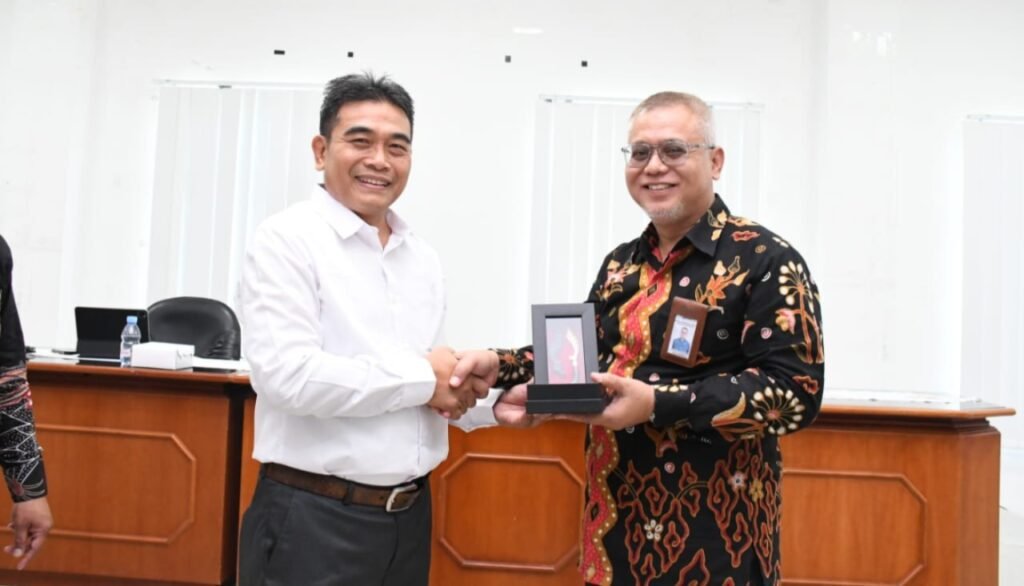 Staf Ahli Bidang Politik, Hukum dan Pemerintahan Kawit Sasmita bersama Ketua Kelompok PKN Analis Kebijakan Ahli Utama PKASN LAN Dr. Joni Daut.