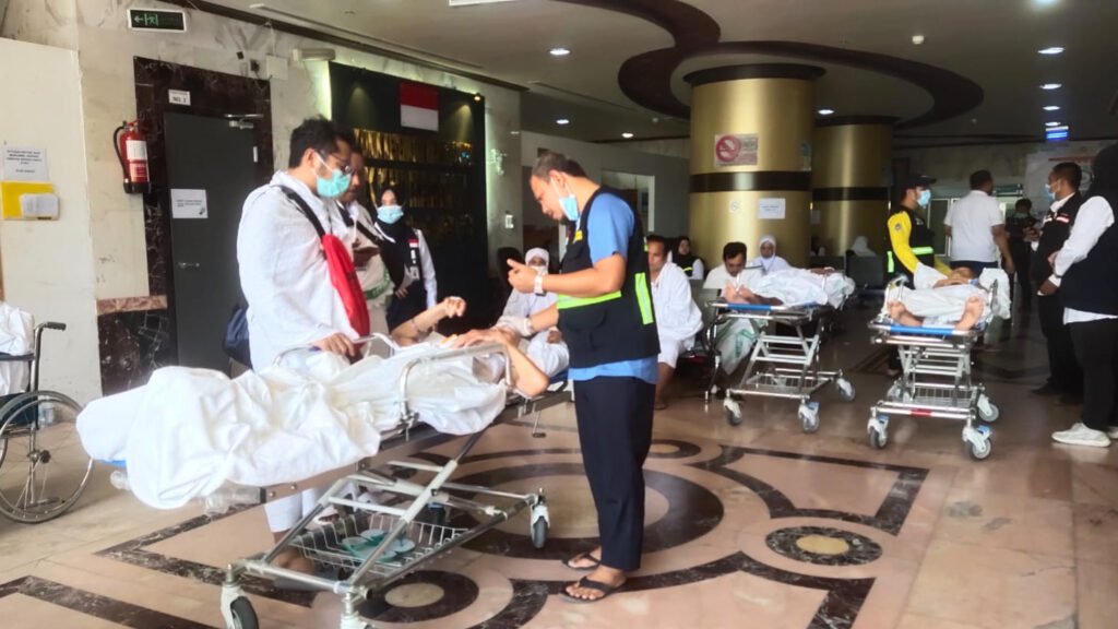 Jemaah haji baring dievakuasi dari KKHI untuk mengikuti safari wukuf di Arafah. Foto: Kemenag RI