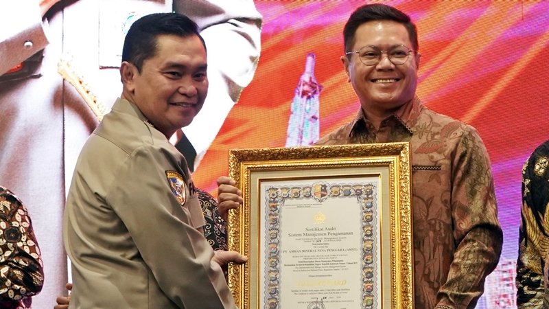 Sertifikat penghargaan Gold ini diserahkan oleh Kepala Badan Pemelihara Keamanan (Kabaharkam) Kepolisian RI (Polri) Komjen. Pol. Mohammad Fadil Imran dan Dirpamobvit Korsabhara Baharkam Polri Brigjen Pol Suhendri, S.H.,S.I.K kepada Presiden Direktur AMNT, Rachmat Makkasau di Birawa Assembly Hall Hotel Bidakara, Pancoran pada Senin (8/7/2024) lalu.