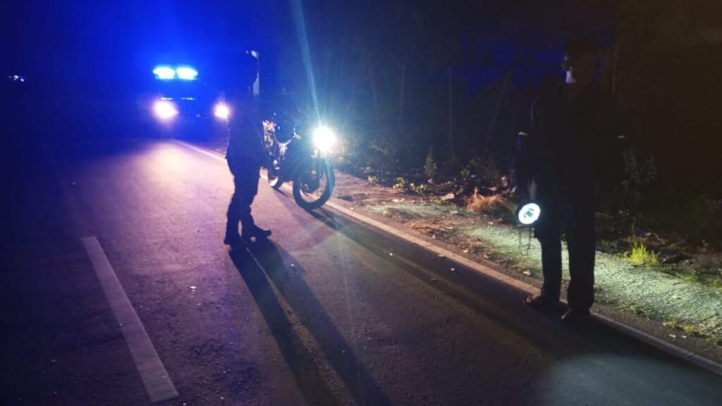 Polisi olah TKP di lokasi kecelakaan di Jalan raya Montong Meong Desa Labuhan Haji Kecamatan Labuhan Haji Lombok Timur, Kamis malam (11/7/2024).