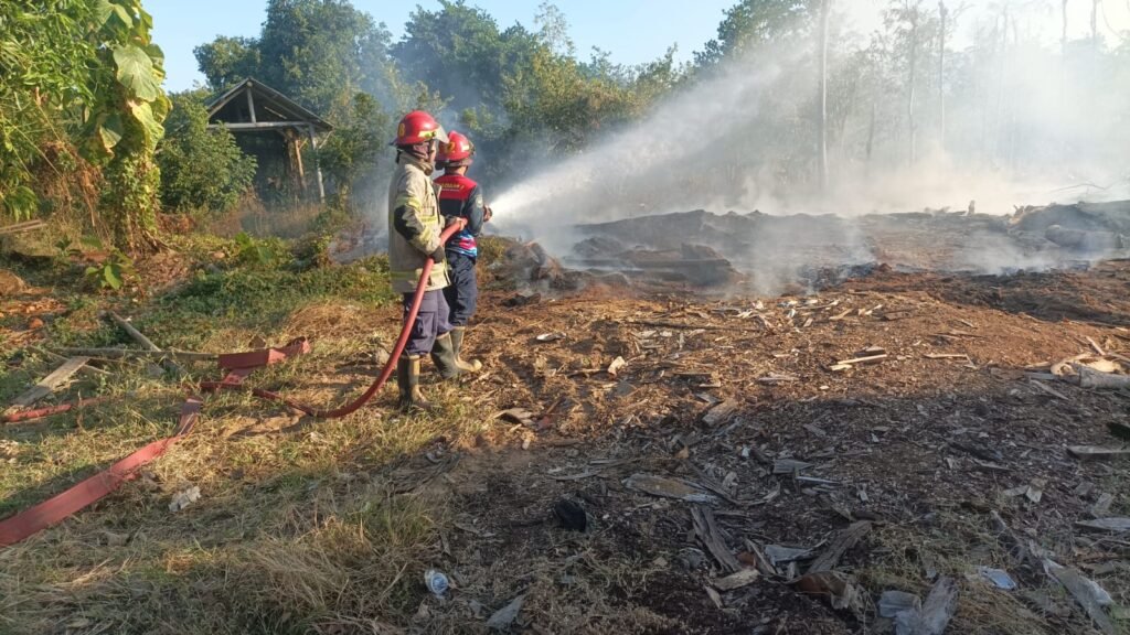 Petugas saat memadamkan kebakaran bekas somel kayu di Desa Darakunci, Kecamatan Sambelia