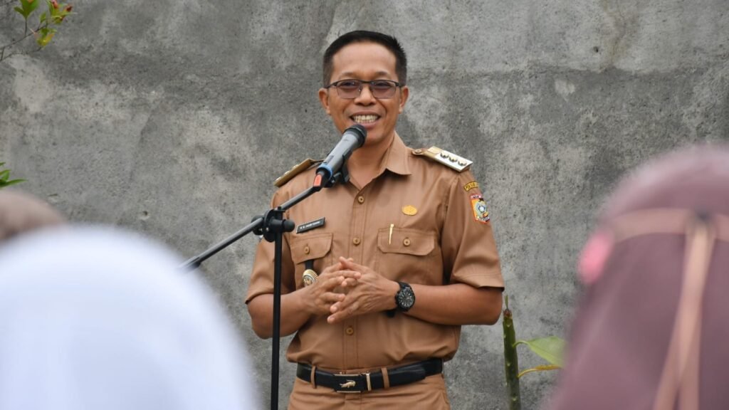 PJ Bupati Lombok Timur, H.M Juaini Taofik jadi pembina apel di RSUD dr Soedjono Selong, Senin (22/7/2024).
