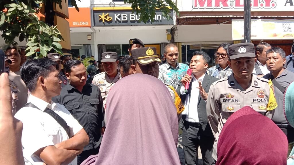 Massa aksi dari laskar NTB unjuk rasa di depan bank Bukopin KCP Selong.