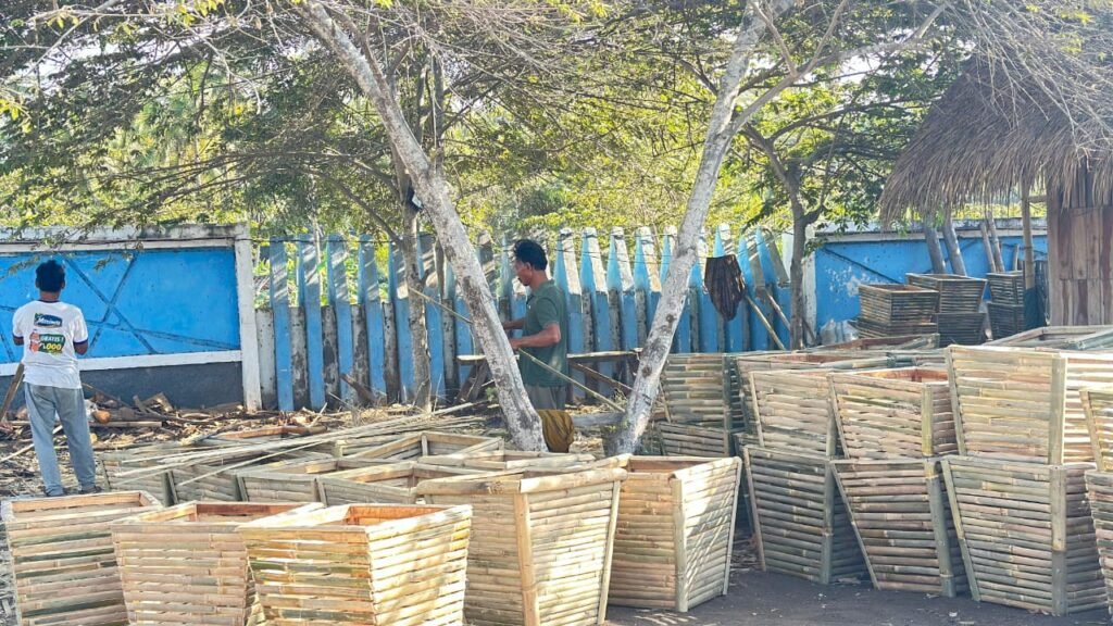 Berapa nelayan di Labuhan Haji Lombok Timur membuat bak sampah dari bambu, selama cuaca buruk.