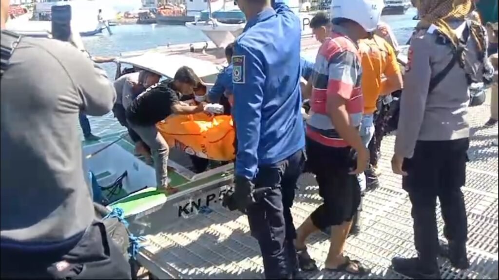 Proses evakuasi mayat pria tanpa identitas di pelabuhan Bima, Jumat (12/7/2024).