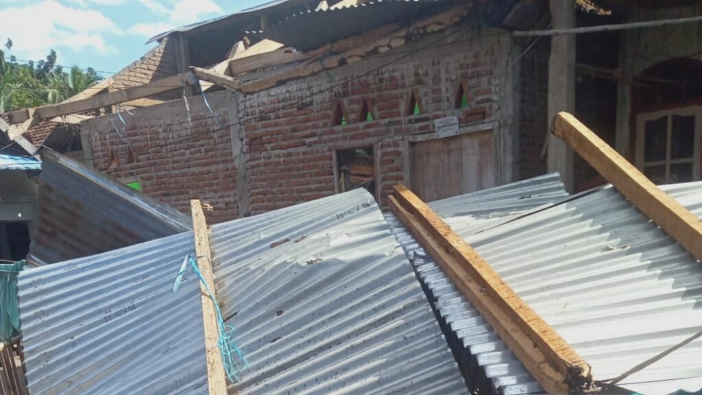 Satu rumah warga di Kelurahan Jati Baru Timur Kota Bima rusak diterpa angin kencang, Sabtu (13/7/2024).