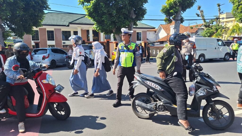 Petugas saat gelar razia kendaraan di Bundaran Jempong Kota Mataram, Selasa (16/7/2024).