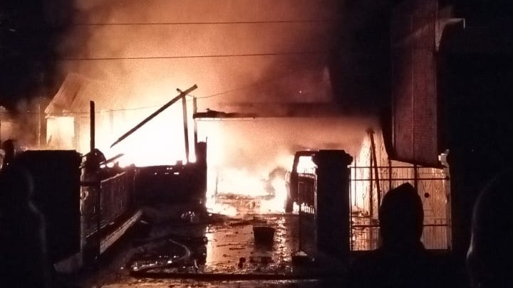 Kebakaran dua rumah di Desa Talabiu Kecamatan Woha Kabupaten Bima, Rabu pagi (17/7/2024).