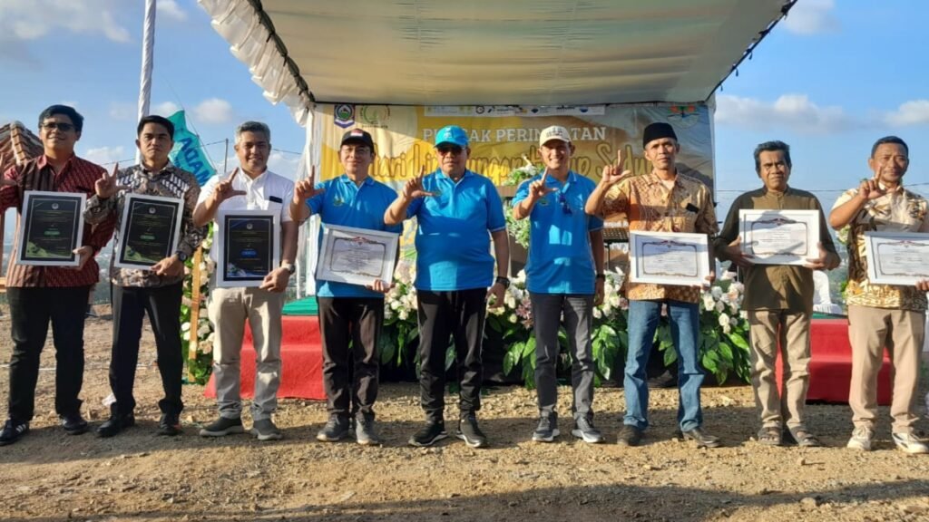 Sekda NTB Drs. H. Lalu Gita Ariadi, M.Si menghadiri puncak peringatan Hari Lingkungan Hidup Sedunia tahun 2024 di Taman Edukasi Landfill Hill TPA Regional Kebon Kongok Lombok Barat, Rabu (24/7/2024).