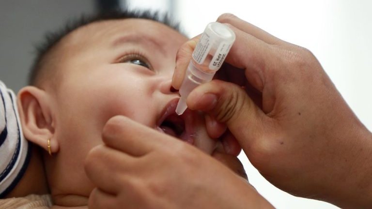 Ilustrasi vaksinasi polio