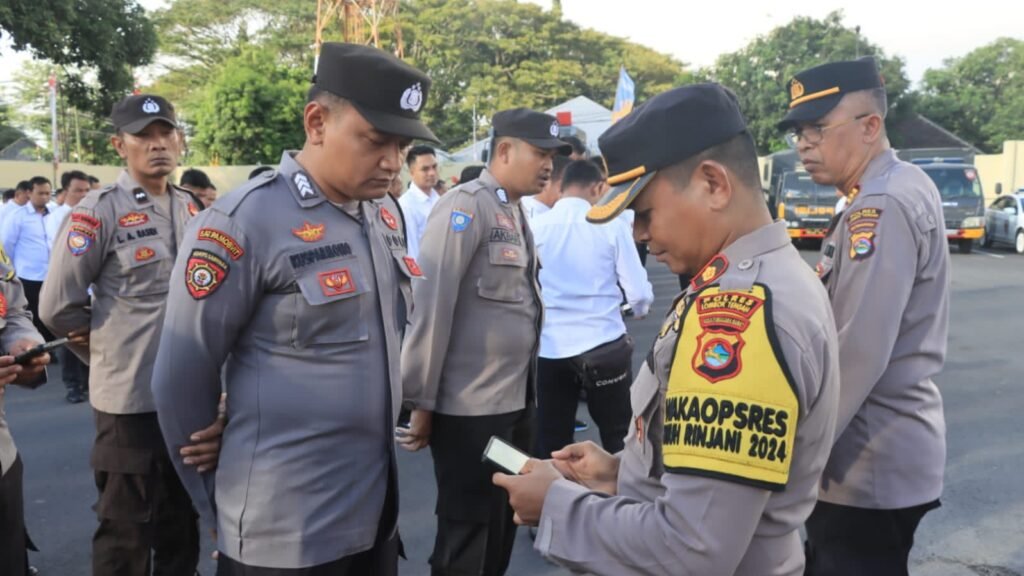 Razia telpon genggam milik personel saat apel pagi untuk mencegah sekaligus menindaklanjuti maraknya permainan judi online, Senin (29/7/2024).