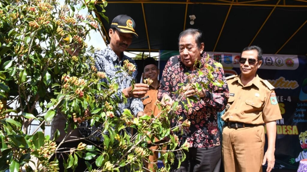 Bupati Lombok Utara, Djohan Sjamsu saat melihat hasil perkebunan Desa Selelos, Senin (29/07/2024).