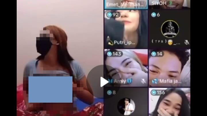 Tangkapan layar video tiktok seorang perempuan asal Aikmel Lombok Timur mengumbar aurat.