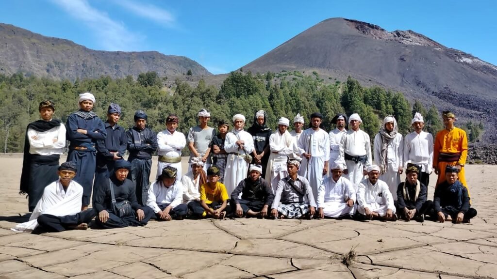 Masyarakat Adat Sembalun usai melaksanakan ritual Adat Jambe' Gunung Rinjani