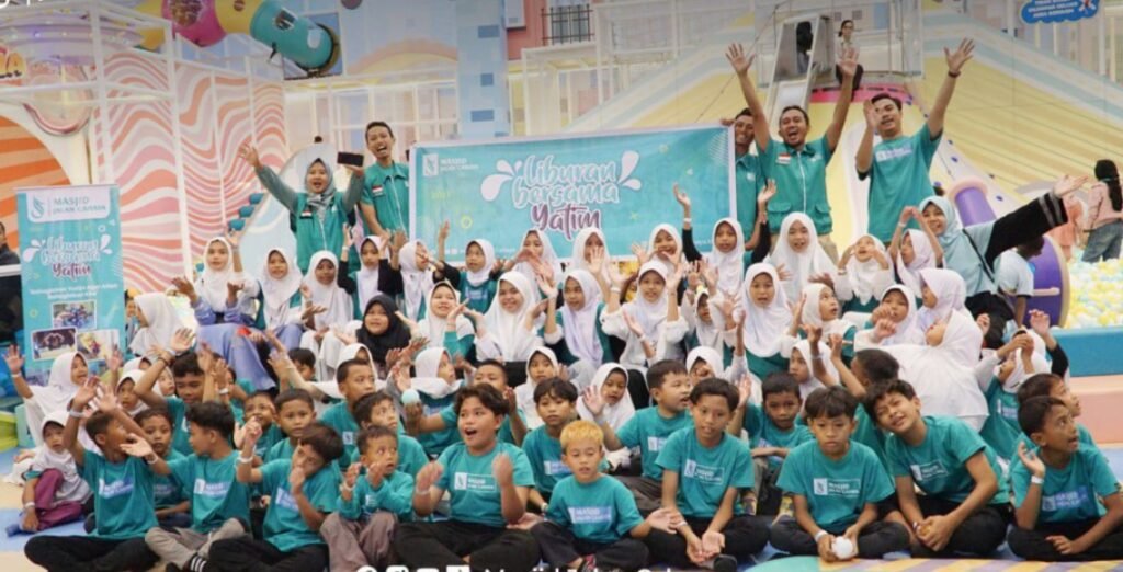 Masjid Jalan Cahaya mengadakan acara liburan seru bersama anak yatim di Funtopia, Lombok Epicentrum Mall.