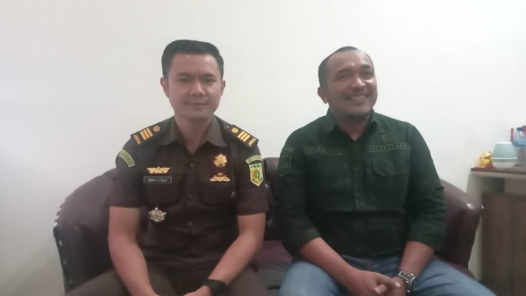 Kasi Intelijen Kejari Bima, Deby F Fauzi (kiri).