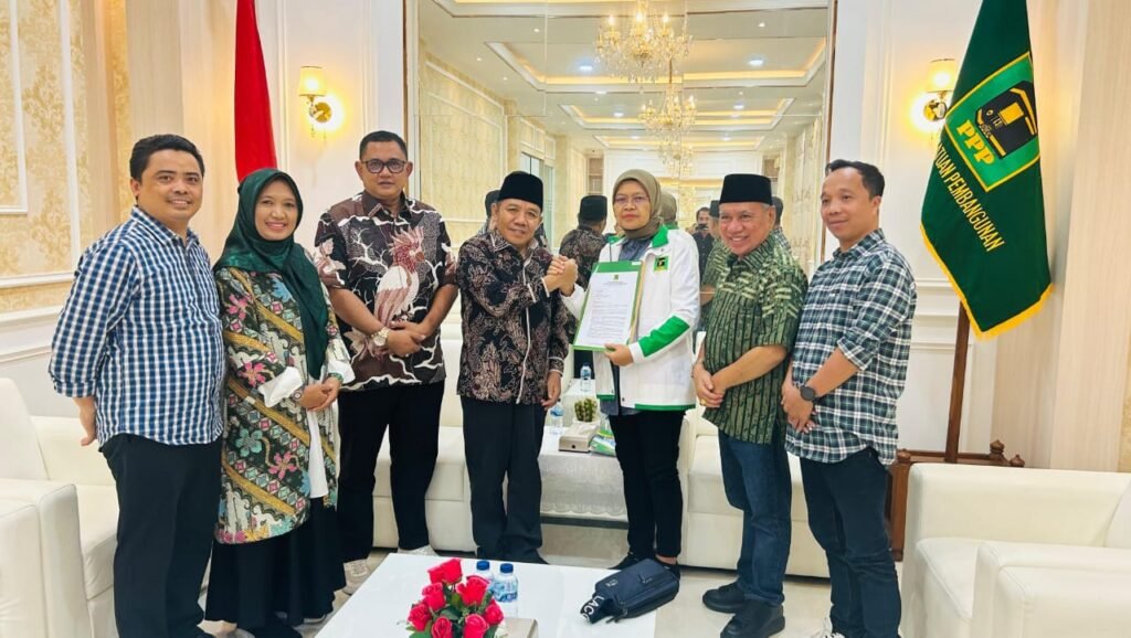 Wakil Ketua DPP PPP Hermalena bersama DPW NTB dan DPC KLU saat menyerahkan rekomendasi dukungan untuk Najmul-Kus, Kamis (04/07) di Jakarta.