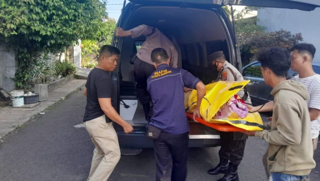 Petugas Polsek Mataram saat evakuasi mayat pria inisial Z asal Sumbawa, Jumat (5/7/2024).