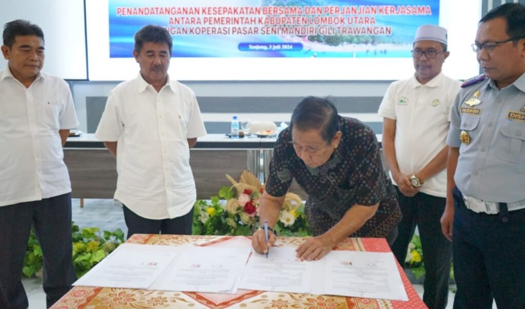 Bupati Lombok Utara Djohan Sjamsu saat penandatanganan MoU dengan KPSM, Rabu (3/7/2024).