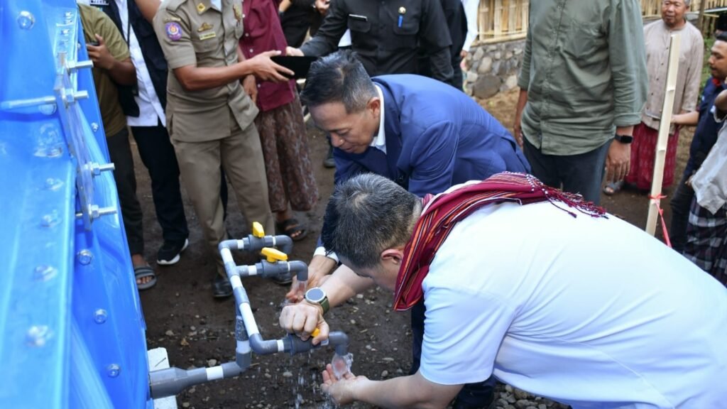 PJ Bupati Lombok Timur, H.M Juaini Taofik meresmikan sarana air bersih di Pondok Pesantren Riyadul Falah, Aik Prapa, Kecamatan Aikmel, Sabtu (6/7/2024).