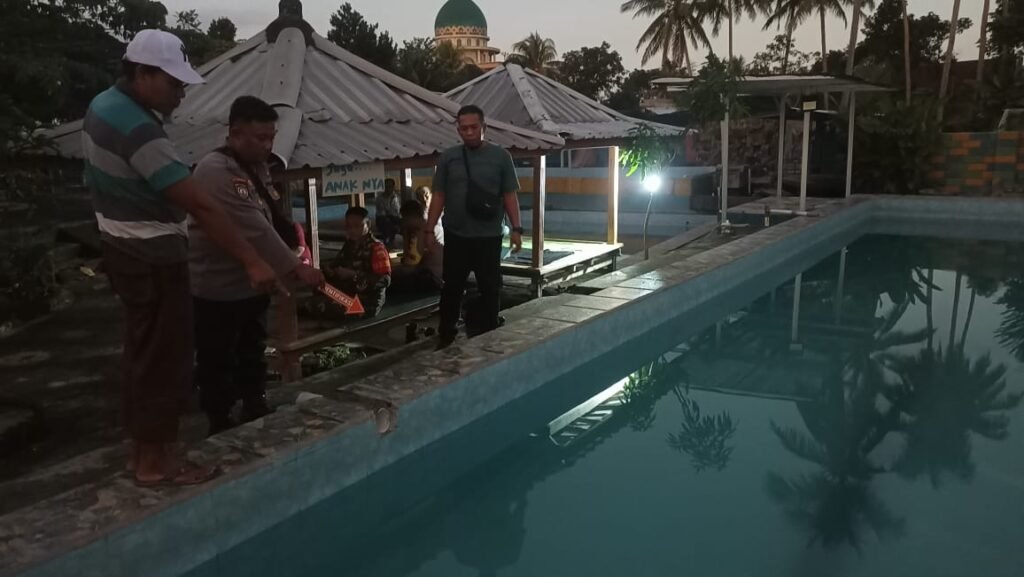 Polisi olah TKP di lokasi tenggelamnya bocah usai 7 tahun di Jonggat Lombok Tengah, Minggu (7/7/2024).