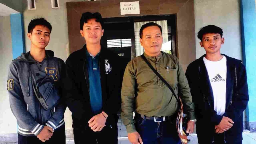 Tiga mantan siswa LPK didampingi Ketua LSM Gumi Paer Lombok mengadu ke Disnakertrans Lombok Timur. Mereka merasa ditipu karena gagal diberangkatkan ke Jepang oleh lembaga pelatihan.