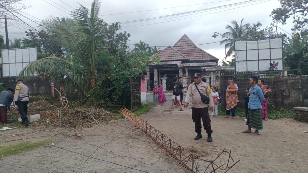 Petugas saat olah TKP di lokasi kejadian warga tewas terjatuh dari atas tower di Desa Jurit Baru, Kecamatan Pringgasela, Kabupaten Lombok Timur, Jumat (5/7/2024).