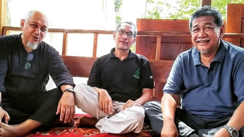 Muzpar Yasin (tengah) bersama dua sahabat karibnya, Deddy Mizwar (kanan), Zairin Zein (kiri).