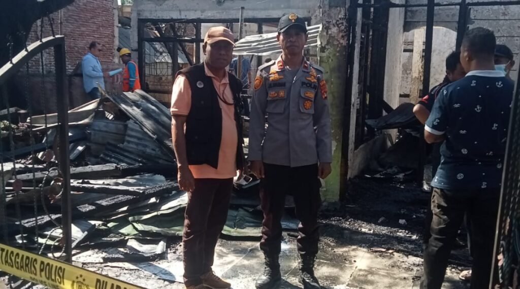 Kepala BPBD Kota Bima saat meninjau kebakaran rumah di Rabangodu Utara Kecamatan Raba, Selasa siang (16/7/2024).