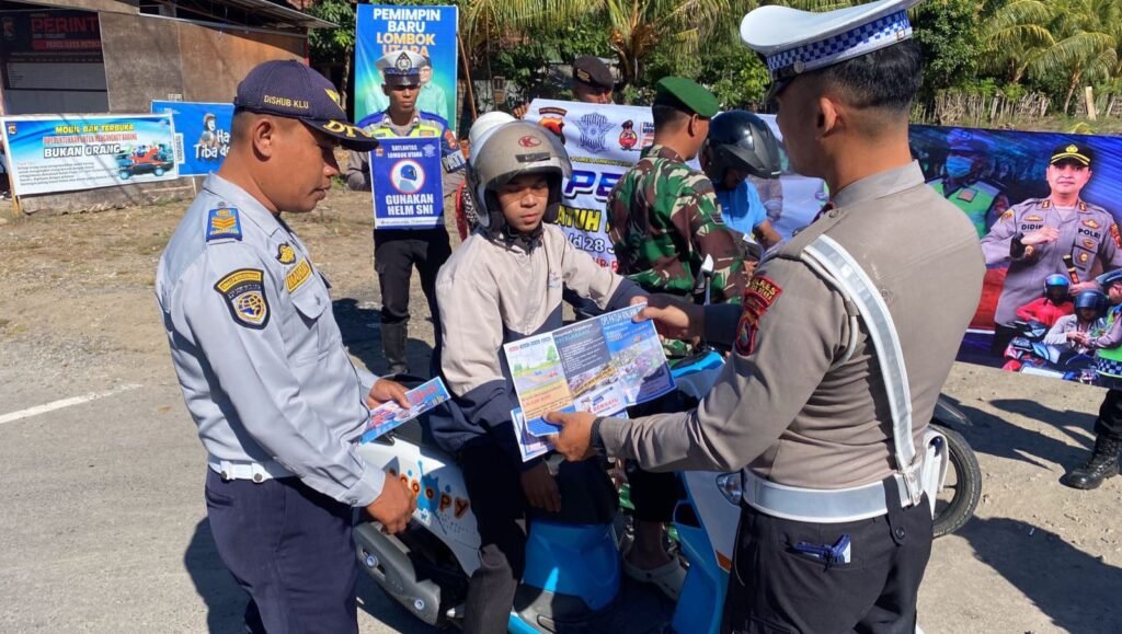 Anggota Polres Lombok Utara bersama TNI dan Dishub saat melakukan teguran kepada Pengendara yang melintas. (dok. kicknews.today/Ist)