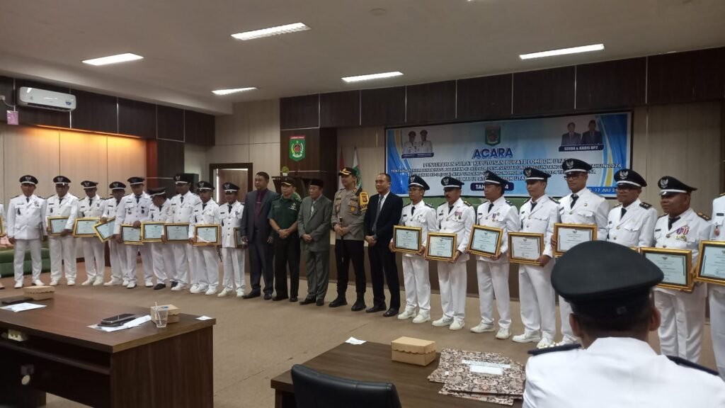 Bupati Lombok Utara didampingi Kapolres dan Dandim Lombok Utara usai penyerahan SK perpanjang an jabatan 43 Kepala Desa, Rabu (17/7/2024).