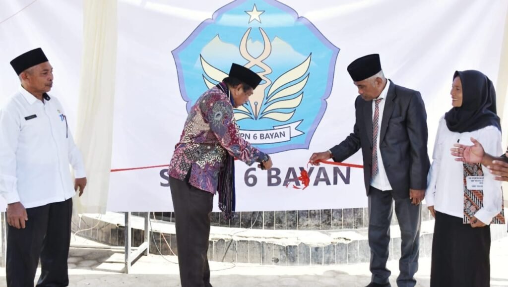 Bupati Lombok Utara bersama Kadis Dikbudpora KLU saat meresmikan SMP Satap 4 Bayan menjadi SMPN 6 Bayan, Rabu (24/07).
