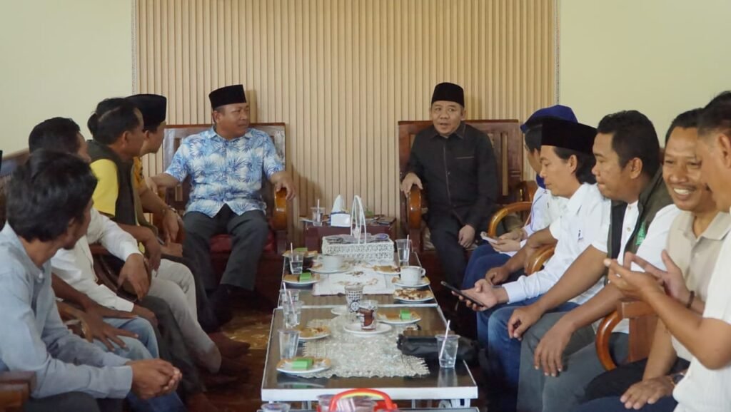 Ketua DPD II Golkar, Mariadi bersama rombongan saat mengunjungi kediaman Najmul Akhyar, Minggu (04/08).