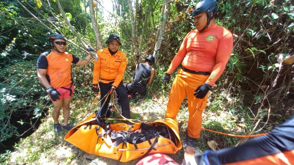 Tim Kantor SAR Mataram mengevakuasi jasad warga Narmada yang meninggal terjatuh dari tebing sungai di Lombok Tengah, Senin siang (5/8/2024).