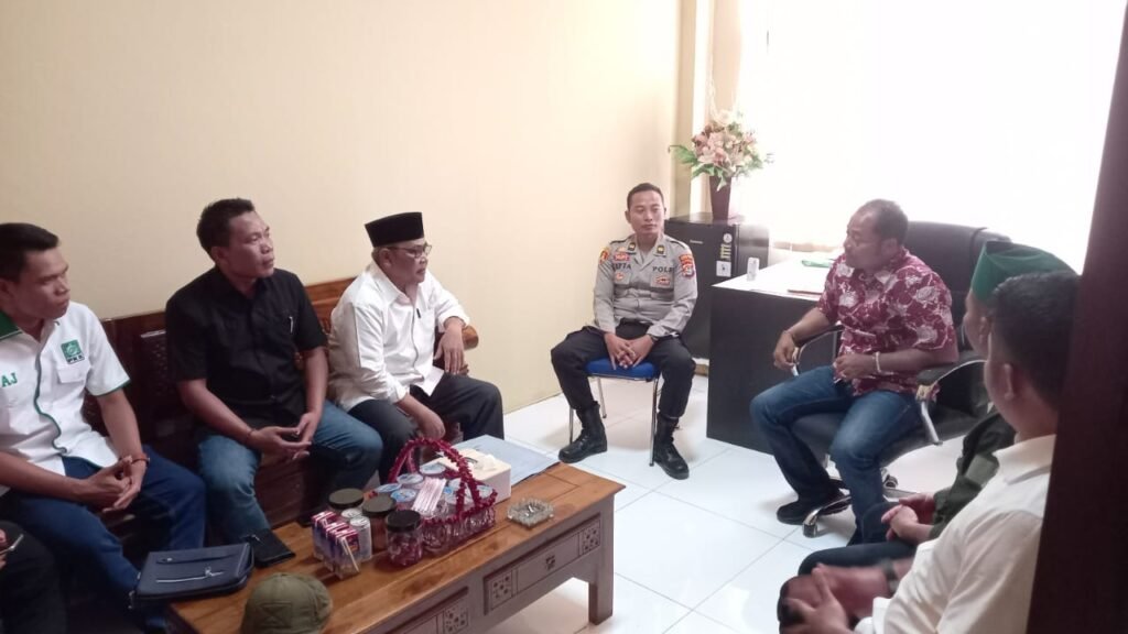 Ketua DPC PKB KLU bersama kader partai saat melapor ke Polres Lombok Utara, Rabu (07/08).