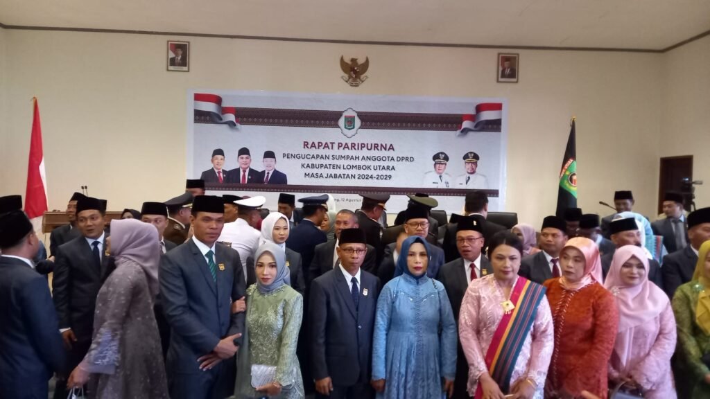 Sejumlah anggota DPRD KLU terpilih foto bersama usai pelantikan, Senin (12/8/2024).