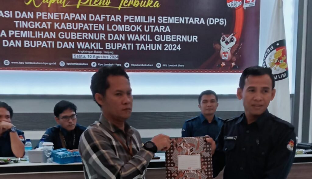 Ketua KPU KLU (kanan) bersama komisioner Bawaslu KLU usai Rapat Pleno Terbuka.