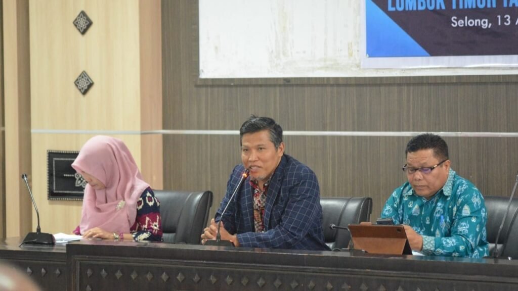 Direktur ADBMI Lotim, Roma Hidayat (Tengah), Kadis DP3AKB, H. Ahmad