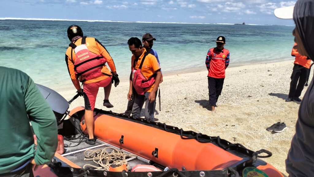 Tim SAR lakukan pencarian seorang warga dikabarkan hilang saat mencari ikan di Torok Bare atau sekitar Pantai Seger, Lombok Tengah, Jumat pagi (26/8/2024).