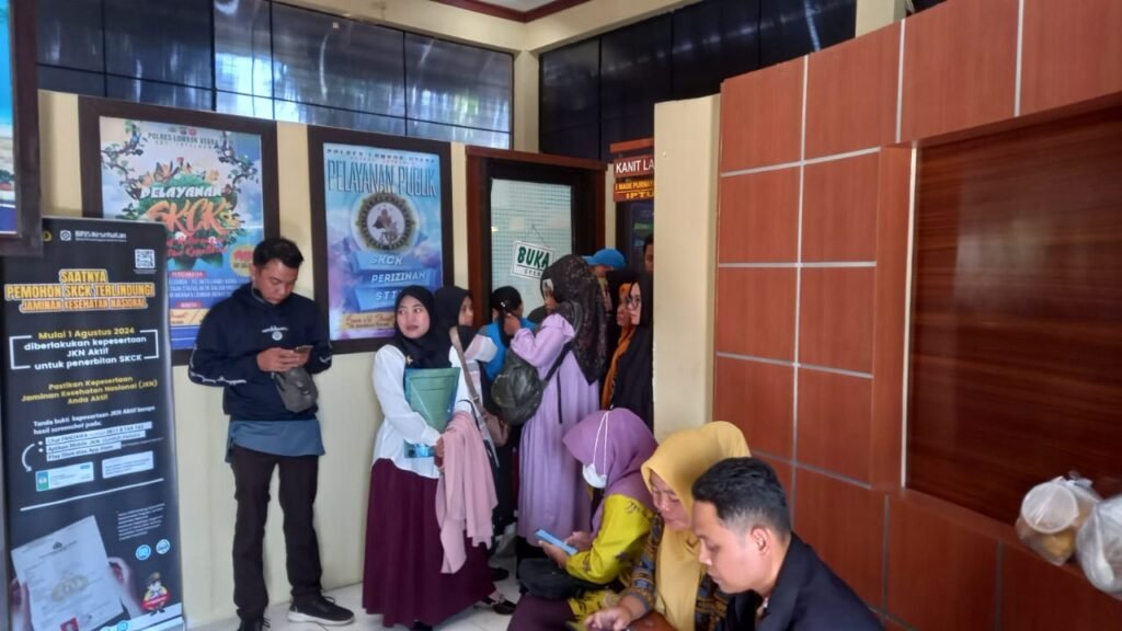 Masyarakat mengantri untuk pembuatan SKCK di Polres Lombok Utara.