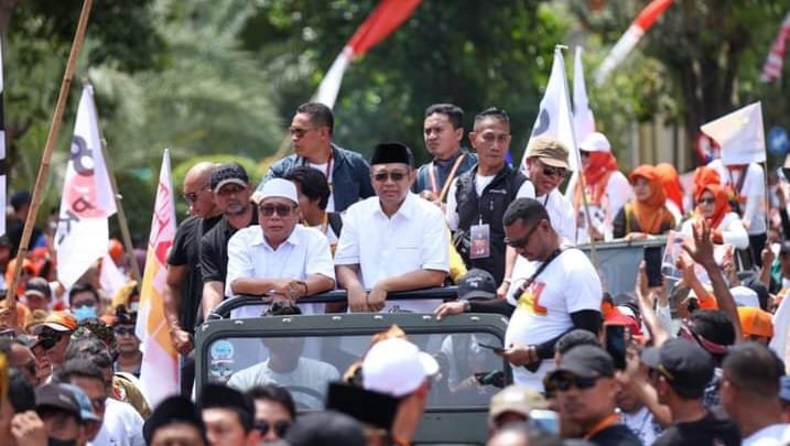 Paslon Zul-Uhel bersama ribuan relawan menuju kantor KPUD NTB, Rabu (28/8/2024).